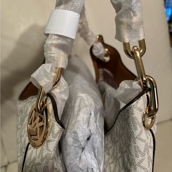 Michael Kors Fulton handbag. Large charm shoulder tote.  Vanilla. - Picture 16 of 16